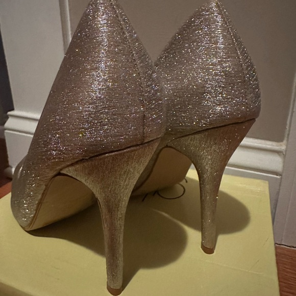 Elegant Gold Glitter Pumps - Picture 3 of 4